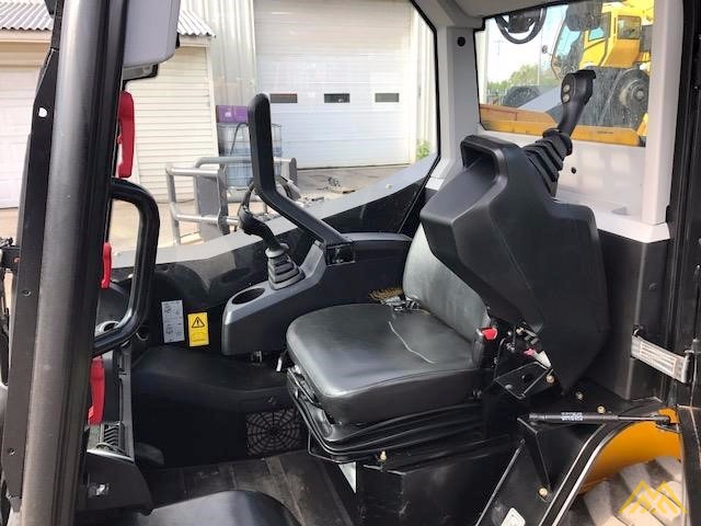 2,600 lb. JCB 260 Skid Steer 4
