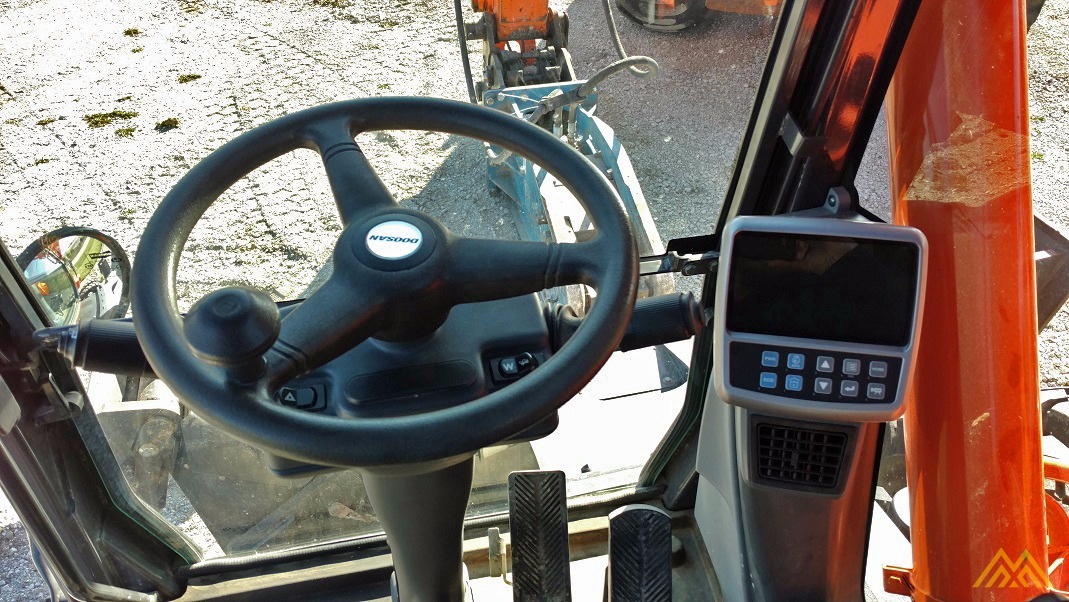 40,000 lb. Doosan DX190W Wheeled Excavator 4