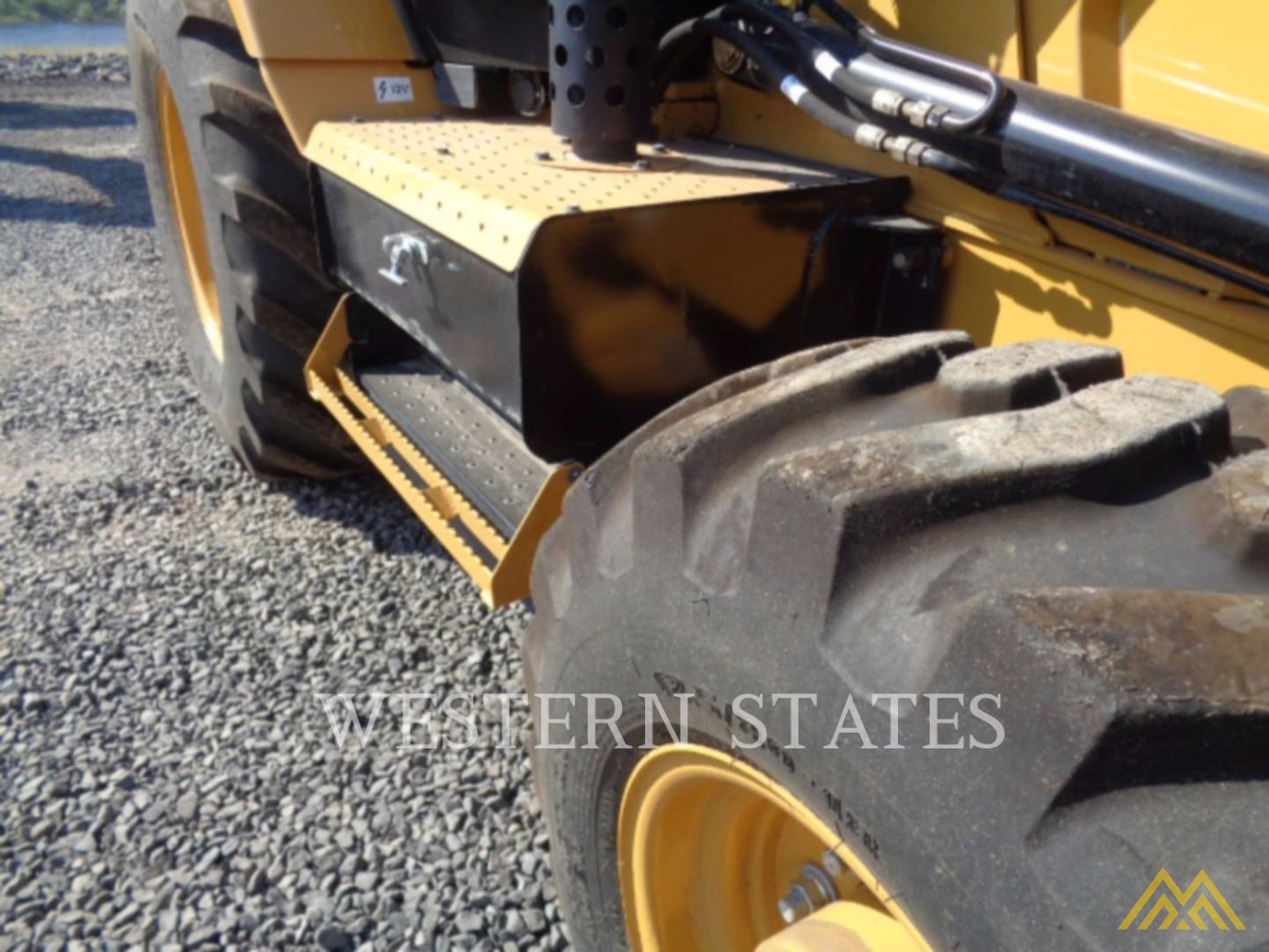 Low Hours on CAT 420F ST Backhoe Loader 5