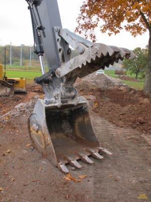 DEERE 210G LC Excavator